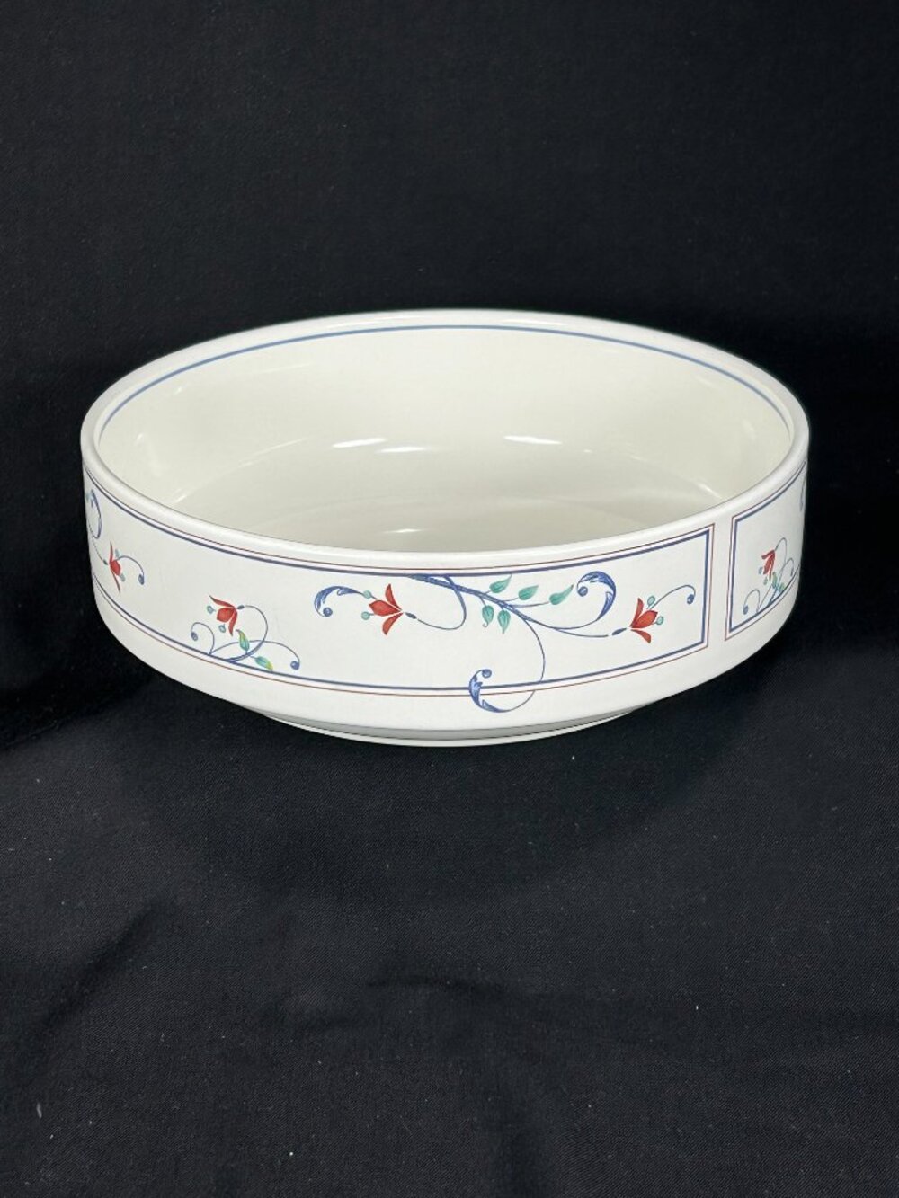 vegetable bowl. Mikasa Intaglio CAC20 Annette